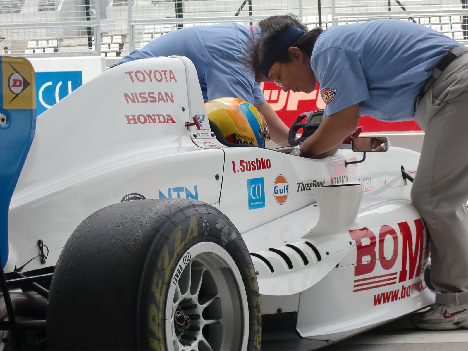 Igor Sushko - Bomex x Avanzza #6 Formula Renault
http://www.igorsushko.com