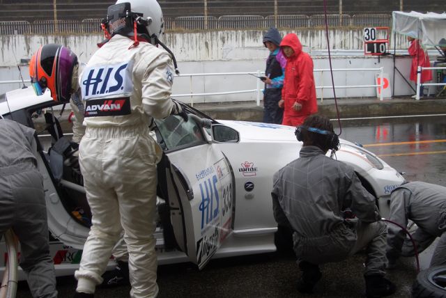 Igor Sushko getting into the H.I.S. Nissan Fairlady Z  Z33 350Z