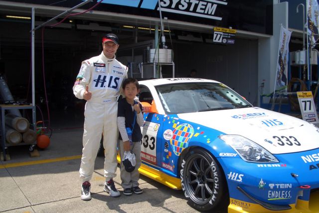 Igor Sushko taking photos with the fans.