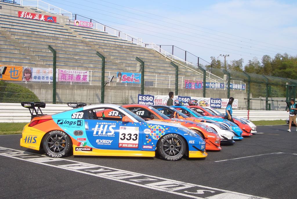 The all-Nissan Z photoshoot at Suzuka Circuit. The front car is the H.I.S. sponsored Nissan Fairlady Z Z33 driven by Maejima Shu