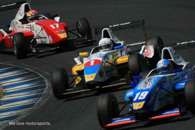 Igor Sushko battling among spec FCJ formula cars.