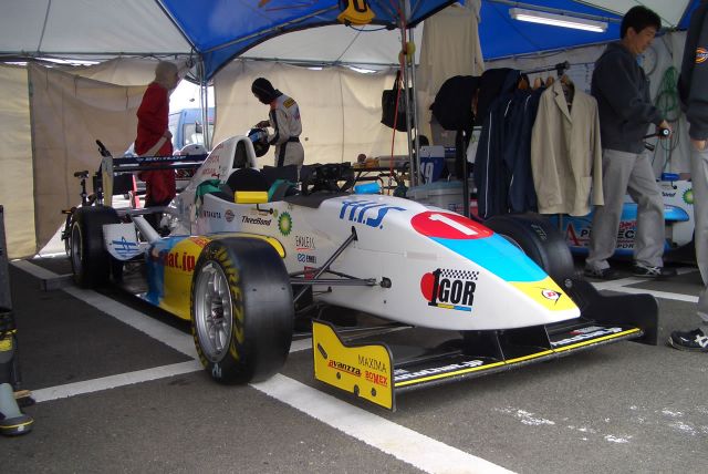 The Formula Challenge Japan 2007 open-wheel race car, based on the European Formula Renault.