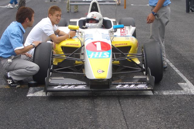 Left: Serita-san, chief mechanic for #1 FCJ car
Middle: Sekiguchi Yuhi, last year's FCJ champion and current F3 and Super GT GT3