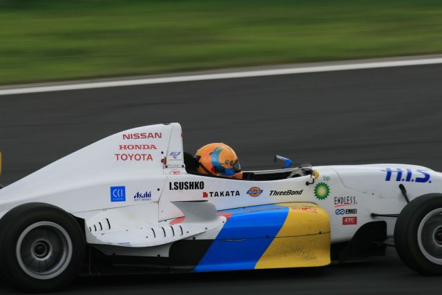 Igor Sushko at Fuji Speedway in the Japanese FCJ - Formula Renault. #1 H.I.S. car.