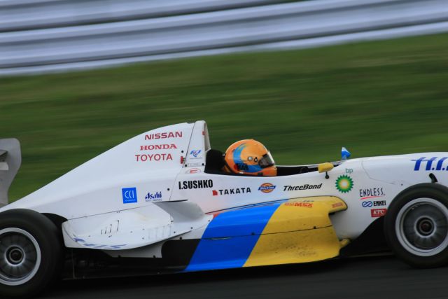 Igor Sushko at Fuji Speedway in the Japanese FCJ - Formula Renault. #1 H.I.S. car.