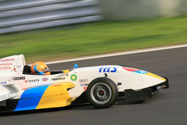 Igor Sushko at Fuji Speedway in the Japanese FCJ - Formula Renault. #1 H.I.S. car.