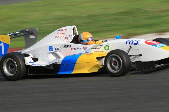 Igor Sushko at Fuji Speedway in the Japanese FCJ - Formula Renault. #1 H.I.S. car.