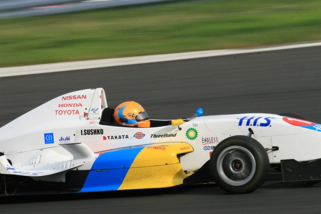 Igor Sushko at Fuji Speedway in the Japanese FCJ - Formula Renault. #1 H.I.S. car.