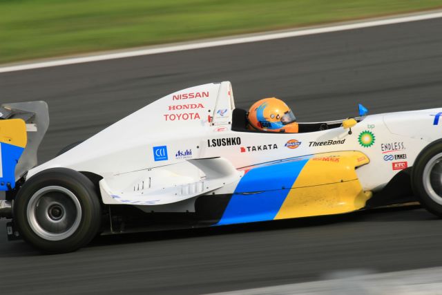 Igor Sushko at Fuji Speedway in the Japanese FCJ - Formula Renault. #1 H.I.S. car.