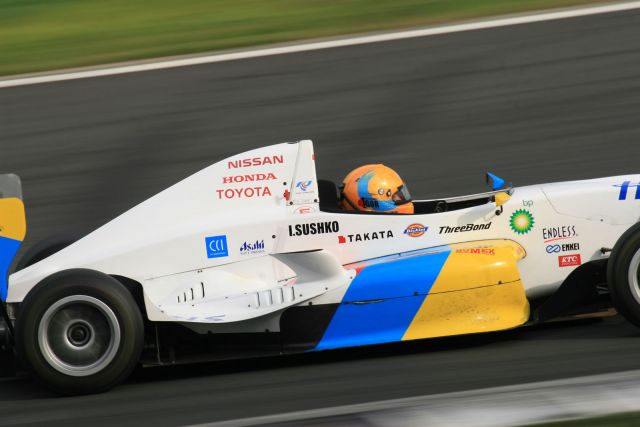 Igor Sushko at Fuji Speedway in the Japanese FCJ - Formula Renault. #1 H.I.S. car.