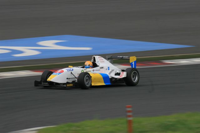 Igor Sushko at Fuji Speedway in the Japanese FCJ - Formula Renault. #1 H.I.S. car.