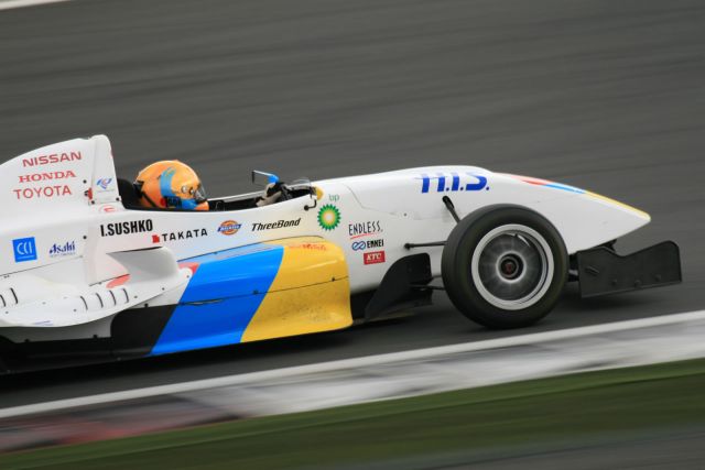 Igor Sushko at Fuji Speedway in the Japanese FCJ - Formula Renault. #1 H.I.S. car.