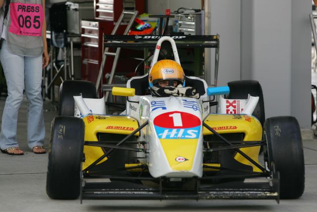 Igor Sushko at Fuji Speedway in the Japanese FCJ - Formula Renault. #1 H.I.S. car.