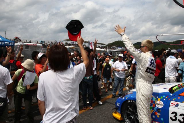 The pit-walk for the Super Taikyu series at Okayama Circuit. The H.I.S. Nissan Fairlady Z, piloted by Igor Sushko and Maejima Sh