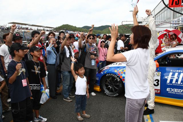 The pit-walk for the Super Taikyu series at Okayama Circuit. The H.I.S. Nissan Fairlady Z, piloted by Igor Sushko and Maejima Sh