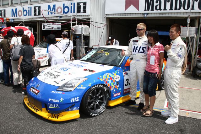 The pit-walk for the Super Taikyu series at Okayama Circuit. The H.I.S. Nissan Fairlady Z, piloted by Igor Sushko and Maejima Sh