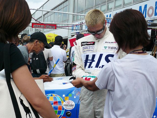 Igor Sushko signing autographs.