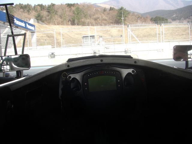 Driver's point of view from the FCJ Formula Renault racecar.